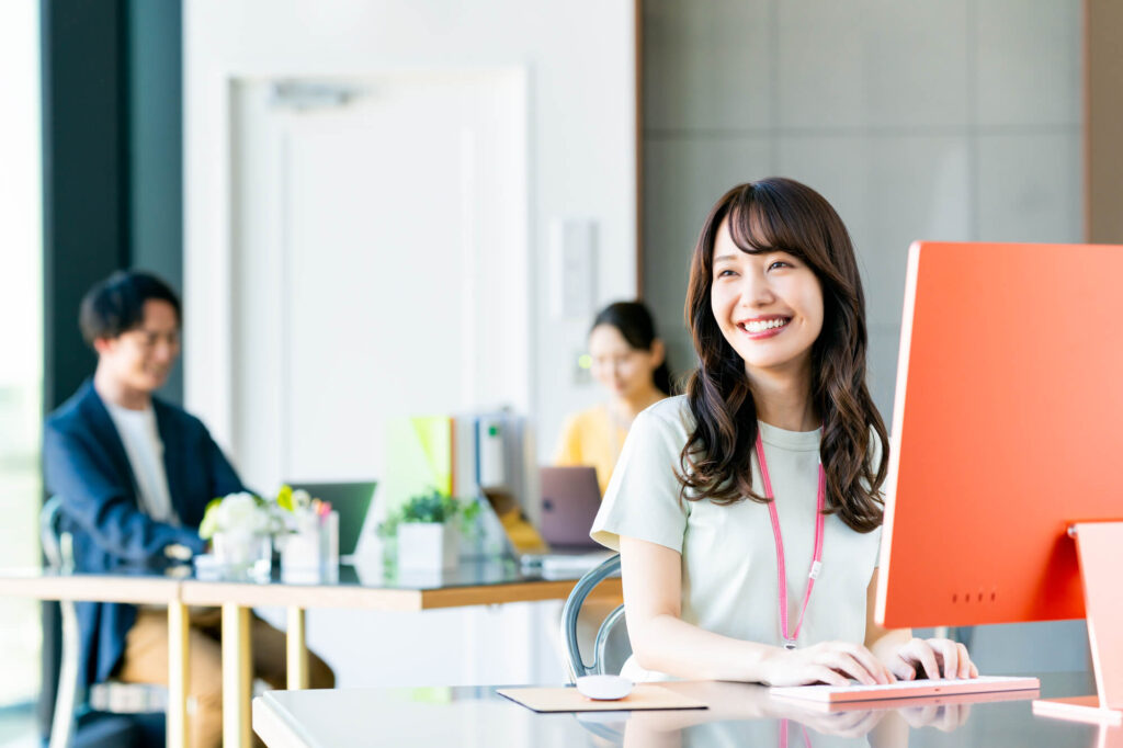 派遣スタッフがPC仕事している